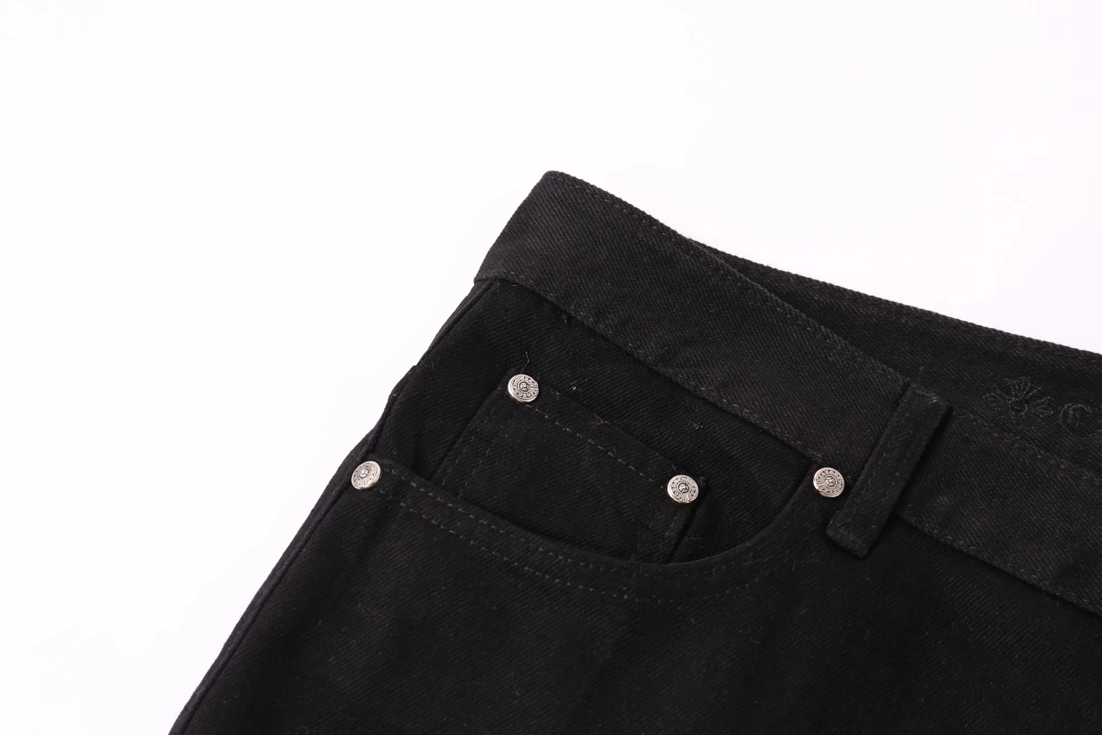 P260 Style No.: H892 Croxin & 𝐂𝐡𝐫𝐨𝐦𝐞 𝐇𝐞𝐚𝐫𝐭 ss25 limited color leather flame stitching jeans. Styles with different wash textures are very friendly to people with thin legs. The slightly flared version perfectly modifies the leg shape. The timeless and moderate length makes it easy to match and match. It is the basis for various styles and is a must-have in your wardrobe! The fabric is stiff but also makes the upper body soft without losing texture. The washing process is even more perfect. It is a must-have item for everyone! ! ! Washed wheat, hang tag, pants label, three labels complete Color: black Size: 28-30-32-34-36